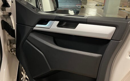 Volkswagen Multivan T6 рестайлинг, 2018 год, 4 500 000 рублей, 24 фотография