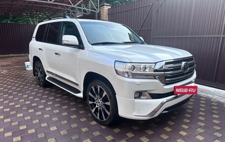 Toyota Land Cruiser 200, 2017 год, 7 300 000 рублей, 4 фотография