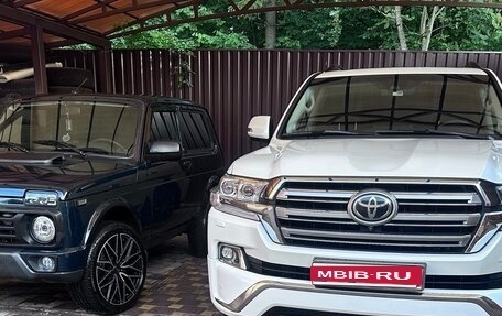 Toyota Land Cruiser 200, 2017 год, 7 300 000 рублей, 25 фотография