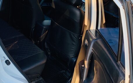 Toyota RAV4, 2019 год, 2 800 000 рублей, 26 фотография