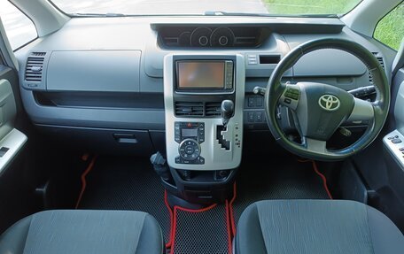 Toyota Noah III, 2011 год, 2 150 000 рублей, 11 фотография