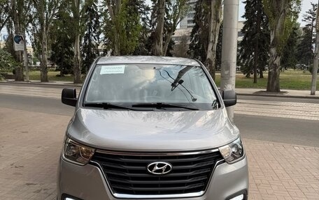 Hyundai Grand Starex Grand Starex I рестайлинг 2, 2018 год, 3 700 000 рублей, 2 фотография