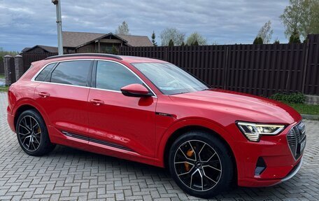 Audi e-tron I, 2018 год, 4 200 000 рублей, 1 фотография