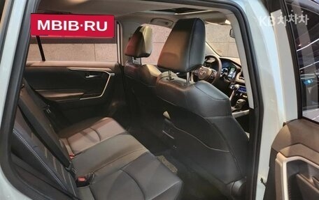 Toyota RAV4, 2021 год, 3 190 000 рублей, 10 фотография