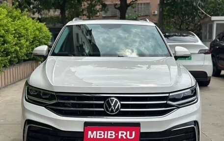 Volkswagen Tiguan II, 2021 год, 2 250 596 рублей, 2 фотография