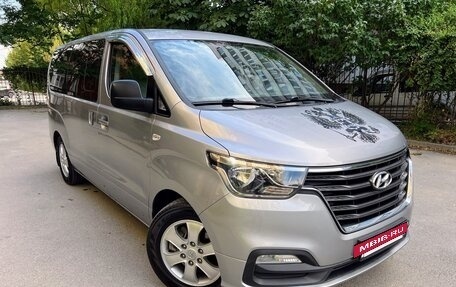 Hyundai Grand Starex Grand Starex I рестайлинг 2, 2018 год, 2 990 000 рублей, 2 фотография