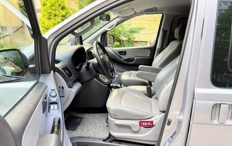 Hyundai Grand Starex Grand Starex I рестайлинг 2, 2018 год, 2 990 000 рублей, 14 фотография