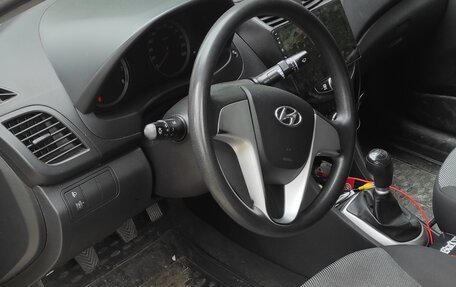 Hyundai Solaris II рестайлинг, 2011 год, 350 000 рублей, 12 фотография