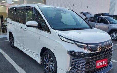 Toyota Voxy, 2022 год, 2 700 000 рублей, 2 фотография