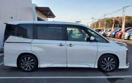 Toyota Voxy, 2022 год, 2 700 000 рублей, 3 фотография
