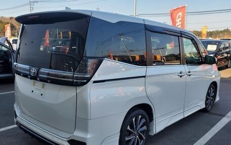 Toyota Voxy, 2022 год, 2 700 000 рублей, 4 фотография