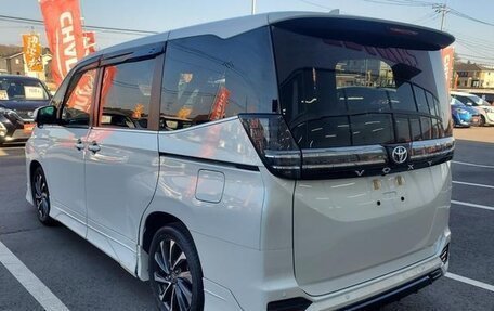 Toyota Voxy, 2022 год, 2 700 000 рублей, 6 фотография