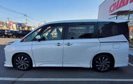 Toyota Voxy, 2022 год, 2 700 000 рублей, 7 фотография