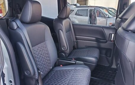 Toyota Voxy, 2022 год, 2 700 000 рублей, 15 фотография