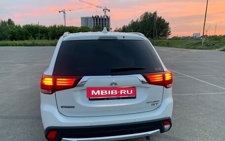 Mitsubishi Outlander III рестайлинг 3, 2018 год, 2 449 000 рублей, 2 фотография