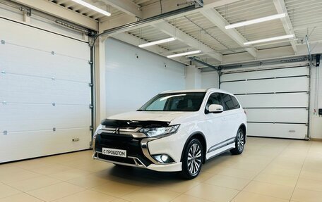 Mitsubishi Outlander III рестайлинг 3, 2019 год, 1 999 000 рублей, 2 фотография