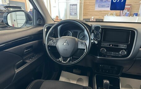 Mitsubishi Outlander III рестайлинг 3, 2019 год, 1 999 000 рублей, 14 фотография