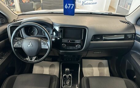 Mitsubishi Outlander III рестайлинг 3, 2019 год, 1 999 000 рублей, 16 фотография