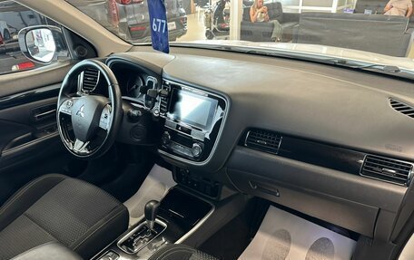 Mitsubishi Outlander III рестайлинг 3, 2019 год, 1 999 000 рублей, 13 фотография