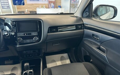 Mitsubishi Outlander III рестайлинг 3, 2019 год, 1 999 000 рублей, 15 фотография