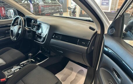 Mitsubishi Outlander III рестайлинг 3, 2019 год, 1 999 000 рублей, 12 фотография
