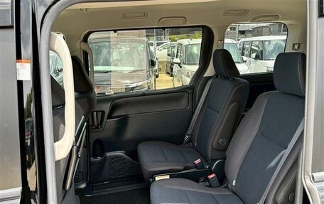 Toyota Noah III, 2021 год, 1 850 000 рублей, 13 фотография