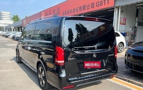 Mercedes-Benz V-Класс, 2022 год, 4 700 000 рублей, 3 фотография
