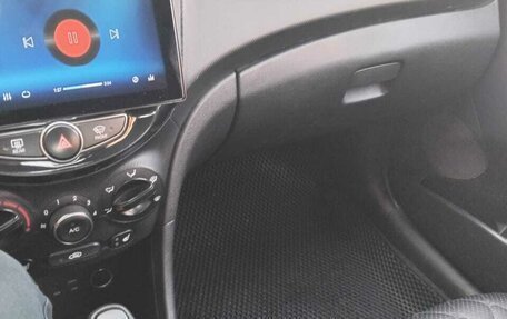 Hyundai Solaris II рестайлинг, 2015 год, 870 000 рублей, 4 фотография