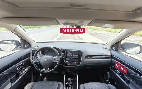 Mitsubishi Outlander III рестайлинг 3, 2022 год, 2 600 080 рублей, 3 фотография