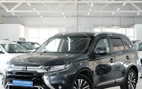 Mitsubishi Outlander III рестайлинг 3, 2019 год, 1 989 000 рублей, 2 фотография