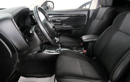 Mitsubishi Outlander III рестайлинг 3, 2019 год, 1 989 000 рублей, 6 фотография
