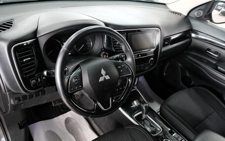 Mitsubishi Outlander III рестайлинг 3, 2019 год, 1 989 000 рублей, 9 фотография