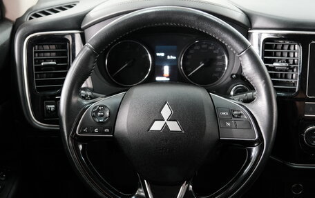 Mitsubishi Outlander III рестайлинг 3, 2019 год, 1 989 000 рублей, 10 фотография