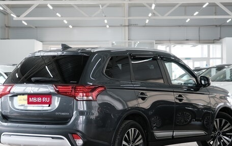 Mitsubishi Outlander III рестайлинг 3, 2019 год, 1 989 000 рублей, 5 фотография