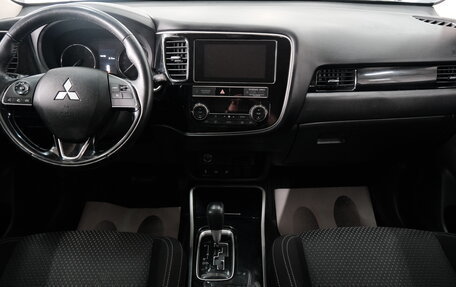 Mitsubishi Outlander III рестайлинг 3, 2019 год, 1 989 000 рублей, 13 фотография