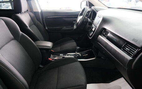 Mitsubishi Outlander III рестайлинг 3, 2019 год, 1 989 000 рублей, 18 фотография