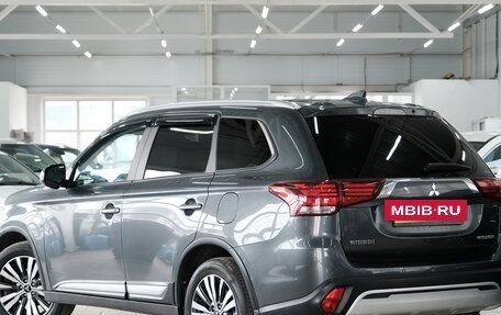 Mitsubishi Outlander III рестайлинг 3, 2019 год, 1 989 000 рублей, 3 фотография