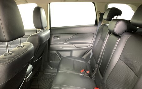 Mitsubishi Outlander III рестайлинг 3, 2016 год, 1 777 000 рублей, 18 фотография