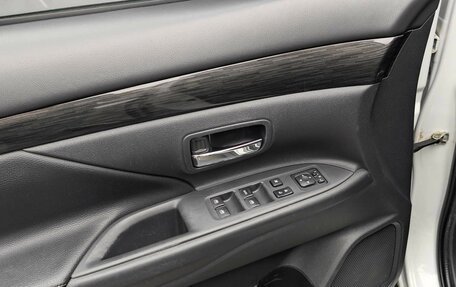 Mitsubishi Outlander III рестайлинг 3, 2016 год, 1 735 000 рублей, 10 фотография