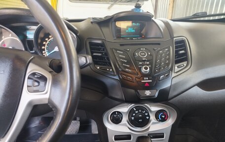 Ford Fiesta, 2015 год, 950 000 рублей, 2 фотография