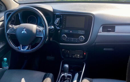 Mitsubishi Outlander III рестайлинг 3, 2017 год, 1 900 000 рублей, 8 фотография