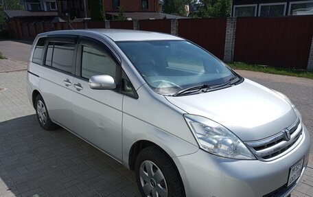 Toyota ISis I, 2010 год, 950 000 рублей, 3 фотография