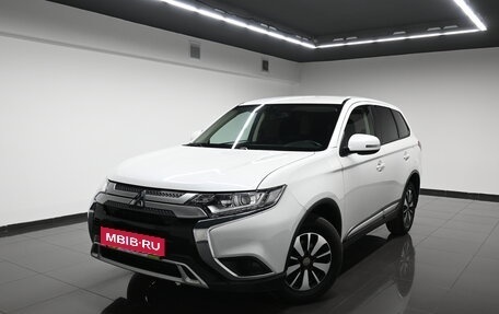 Mitsubishi Outlander III рестайлинг 3, 2019 год, 1 975 000 рублей, 3 фотография