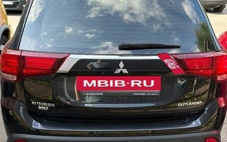 Mitsubishi Outlander III рестайлинг 3, 2019 год, 2 100 000 рублей, 2 фотография