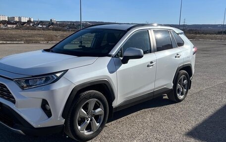 Toyota RAV4, 2020 год, 3 300 000 рублей, 3 фотография