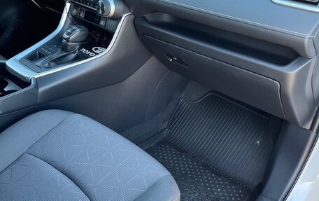 Toyota RAV4, 2020 год, 3 300 000 рублей, 6 фотография