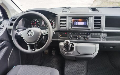 Volkswagen Multivan T6 рестайлинг, 2017 год, 3 200 000 рублей, 8 фотография