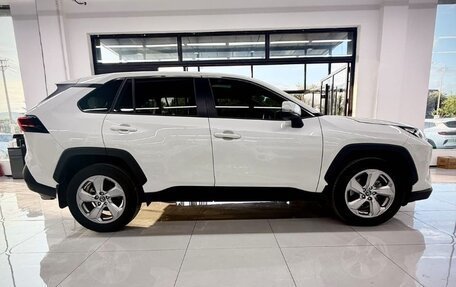 Toyota RAV4, 2021 год, 2 300 000 рублей, 4 фотография