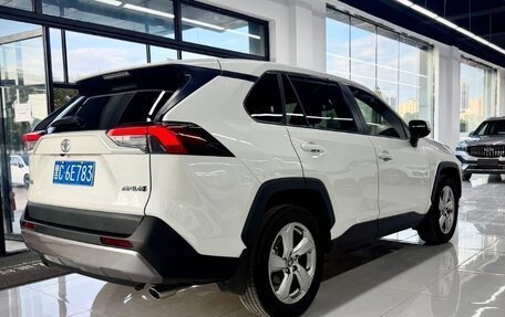 Toyota RAV4, 2021 год, 2 300 000 рублей, 6 фотография