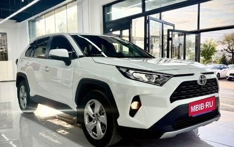 Toyota RAV4, 2021 год, 2 300 000 рублей, 5 фотография